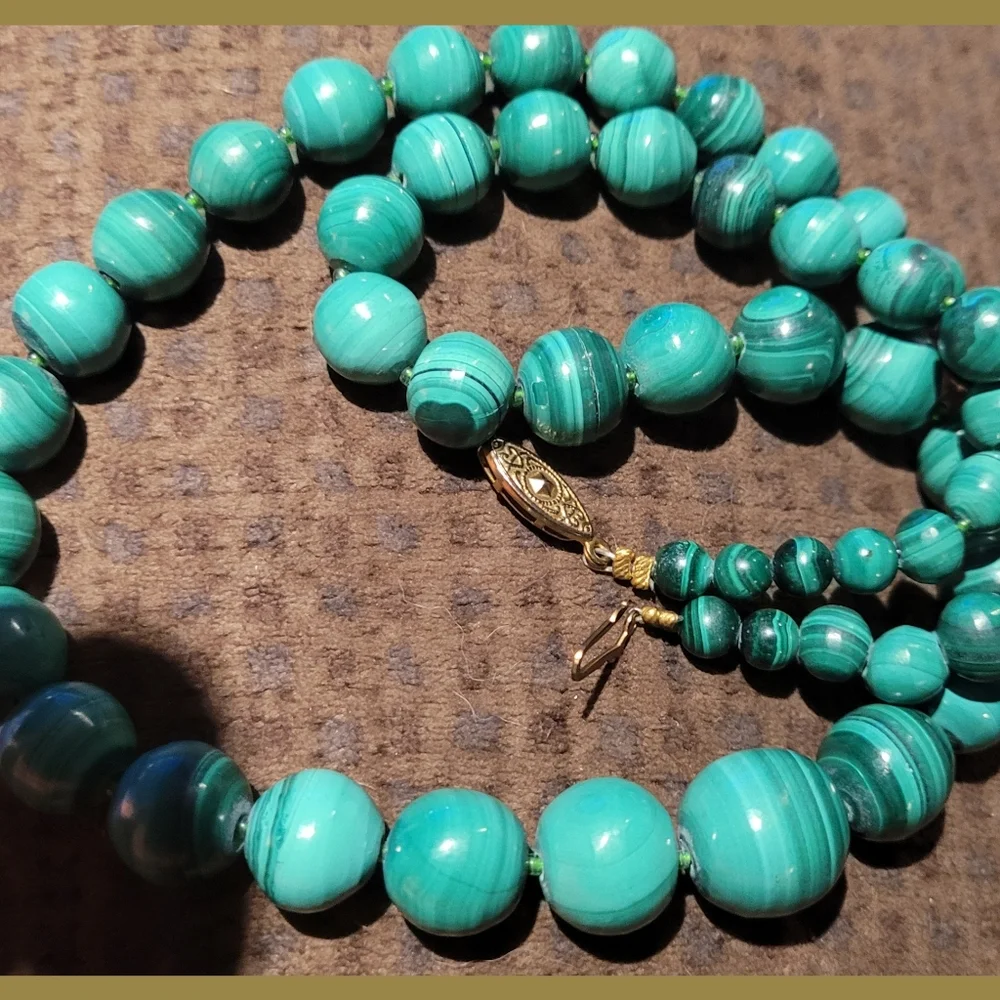 Necklace~Genuine~ Semi-Precious Graduated MALACHITE Necklace~EUC - Picture 2 of 5